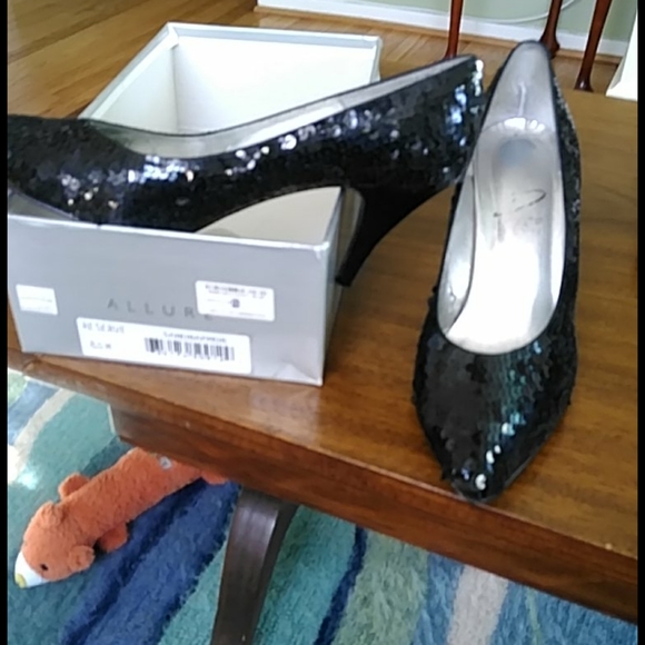 Shoes - Picture 2 of 7